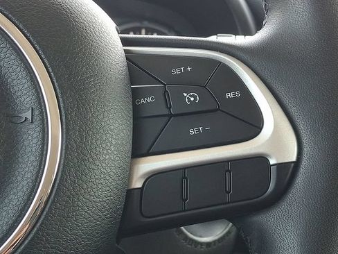 Used 2018 Jeep Renegade Latitude AWD/4WD image 22