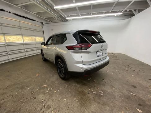Used 2024 Nissan Rogue SV image 4