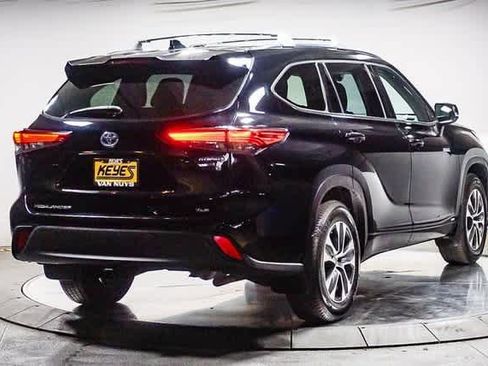 Certified 2021 Toyota Highlander XLE image 5