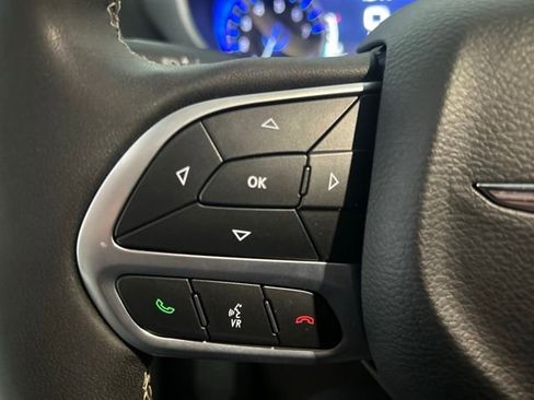 Used 2024 Chrysler Pacifica Touring-L FWD image 15