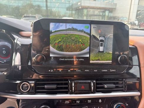 Used 2024 Nissan Pathfinder Platinum image 30