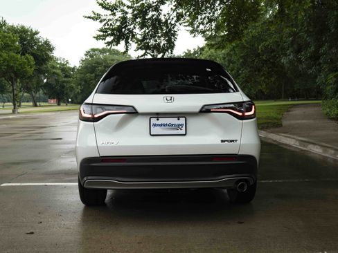 Certified 2025 Honda HR-V Sport image 8