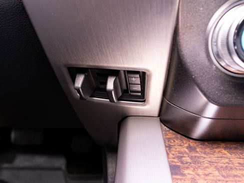 Used 2015 Ford F150 Platinum w/ Equipment Group 701A Luxury image 28