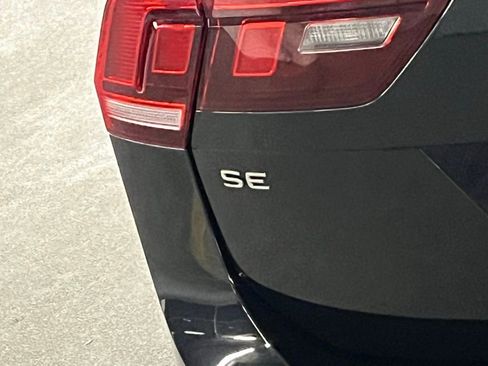 Used 2024 Volkswagen Tiguan SE w/ Panoramic Sunroof Package image 36