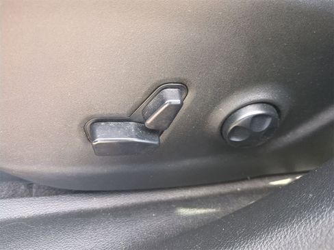 Used 2019 Jeep Cherokee Trailhawk w/ Cold Weather Group image 17