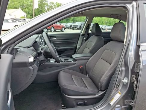 Used 2025 Nissan Altima 2.5 SV FWD image 14