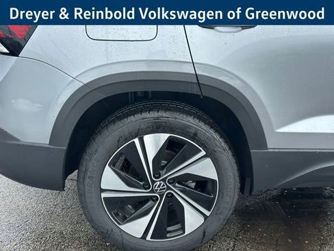 New 2026 Volkswagen Taos SE image 9