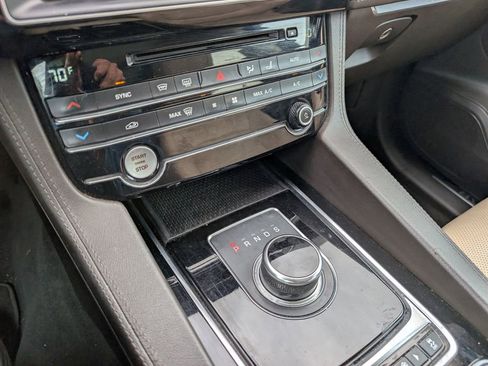 Used 2020 Jaguar F-PACE Prestige AWD/4WD image 16