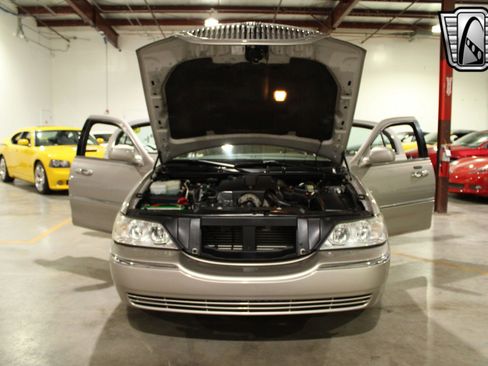 Used 2003 Lincoln Town Car Executive image 24