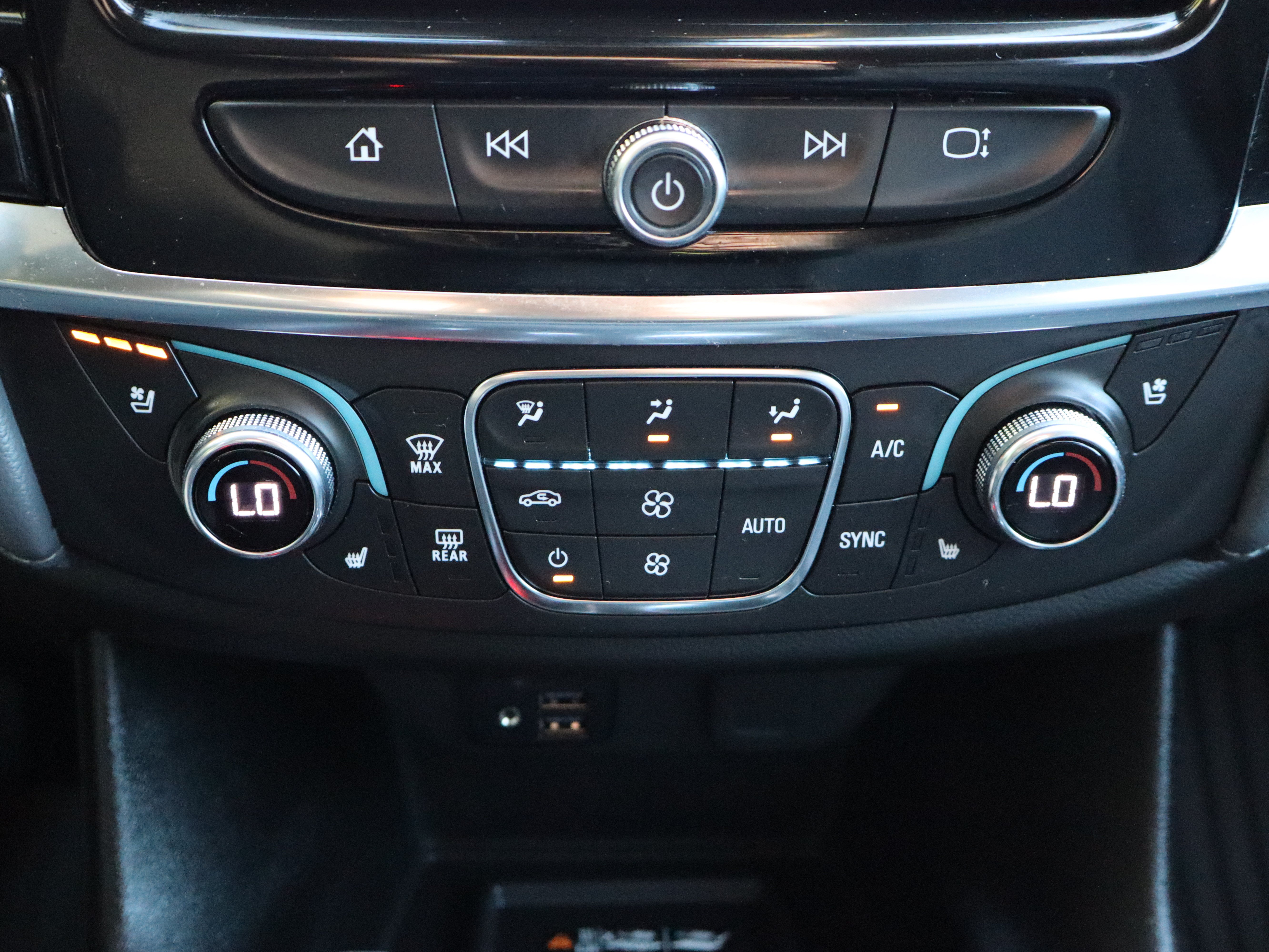 Used 2021 Chevrolet Traverse Premier FWD image 38