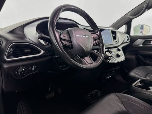 Used 2020 Chrysler Pacifica Touring-L Plus FWD image 21