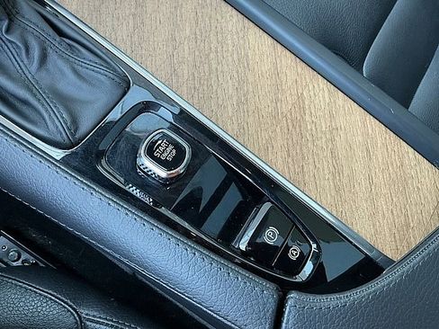 Used 2022 Volvo XC90 T6 Momentum w/ Advanced Package image 23