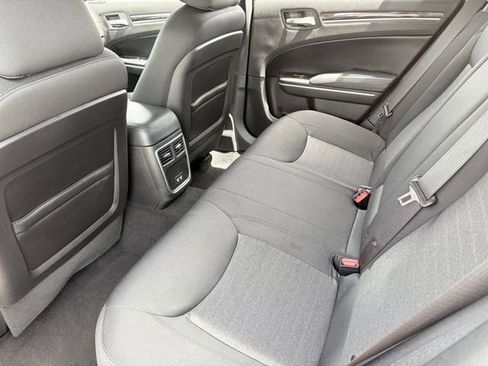 Used 2019 Chrysler 300 Touring w/ Chrome Appearance Package RWD image 17