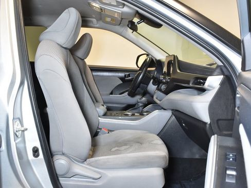 Used 2023 Toyota Highlander LE image 30