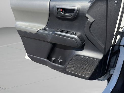 Used 2020 Toyota Tacoma SR AWD/4WD image 19