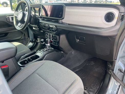 Used 2025 Jeep Wrangler Unlimited Sahara AWD/4WD image 32