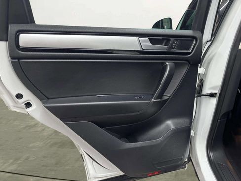 Used 2016 Volkswagen Touareg VR6 image 14