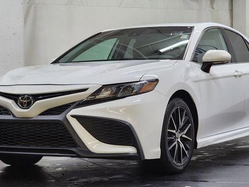 Used 2022 Toyota Camry SE w/ Carpet Mat Package (TMS) image 11