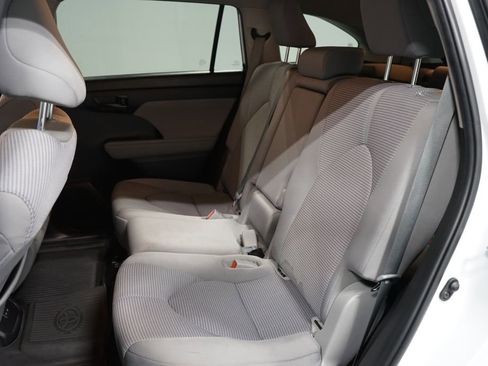 Used 2023 Toyota Highlander LE FWD image 29