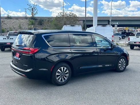Used 2024 Chrysler Pacifica Limited FWD image 8