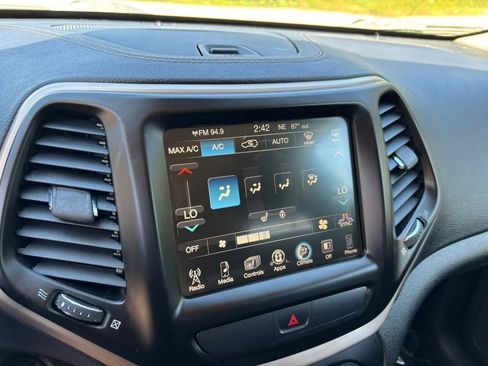 Used 2017 Jeep Cherokee Limited image 23