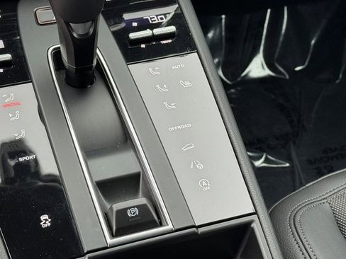 Used 2025 Porsche Macan image 22