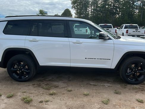New 2025 Jeep Grand Cherokee L Altitude image 7