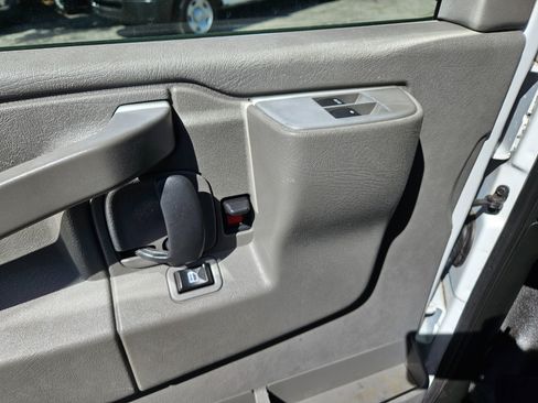 Used 2017 Chevrolet Express 3500 Extended image 14