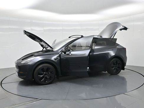 Used 2025 Tesla Model Y Long Range image 32