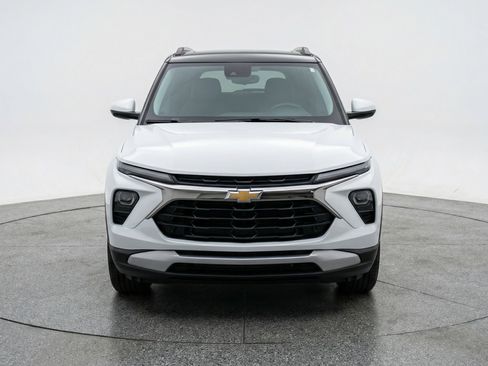 Used 2025 Chevrolet TrailBlazer LT image 2