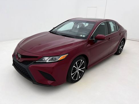 Used 2018 Toyota Camry SE image 4