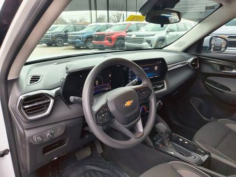 Used 2024 Chevrolet TrailBlazer LT image 2