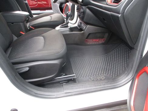 Used 2023 Jeep Renegade Trailhawk image 12