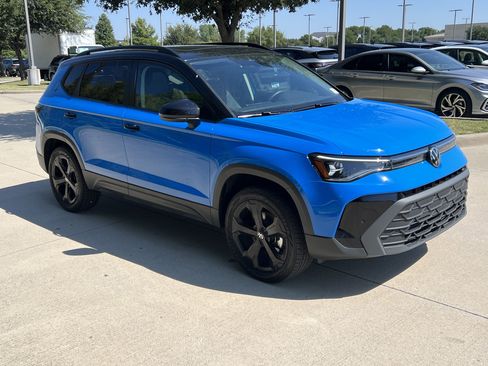 Certified 2025 Volkswagen Taos SE image 2