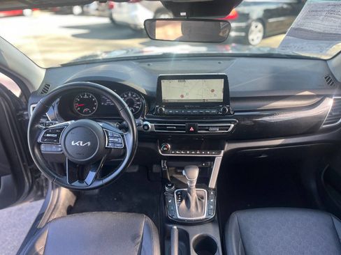 Used 2022 Kia Seltos EX image 17