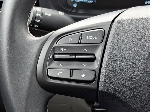 Certified 2025 Hyundai Venue SEL FWD image 20