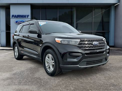 Used 2022 Ford Explorer XLT image 2