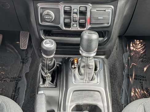 Used 2022 Jeep Wrangler Unlimited Sahara AWD/4WD image 19
