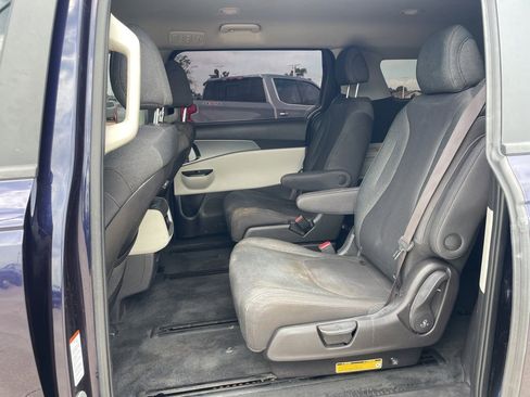 Used 2022 Kia Carnival LX image 15