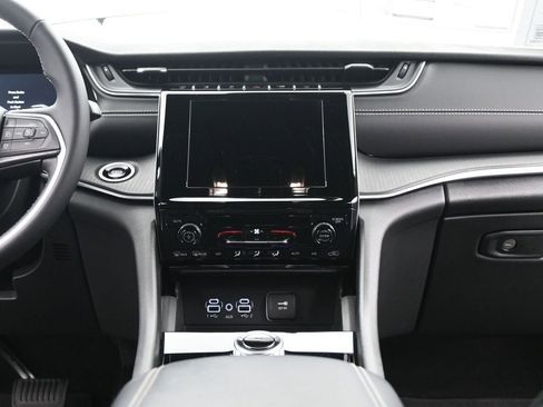 Used 2024 Jeep Grand Cherokee Laredo image 25