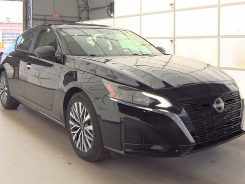Used 2025 Nissan Altima 2.5 SV image 3
