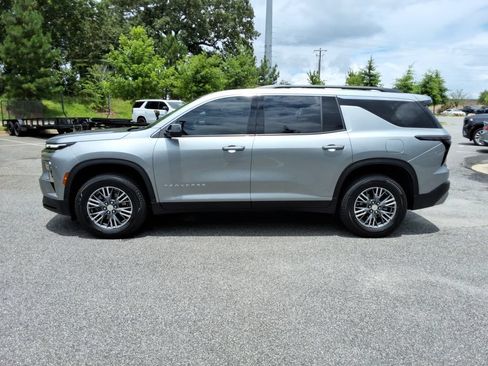 Certified 2025 Chevrolet Traverse LT w/ Driver Confidence Package FWD image 8