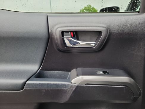 Used 2020 Toyota Tacoma TRD Sport image 12