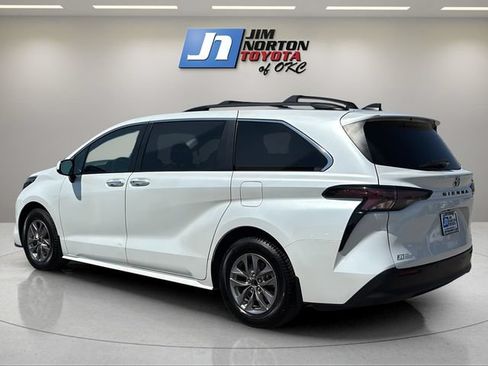 Used 2023 Toyota Sienna XLE FWD image 7