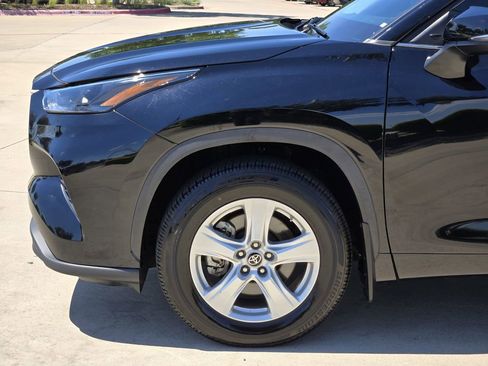 Used 2023 Toyota Highlander LE FWD image 6