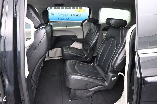 Used 2024 Chrysler Pacifica Touring-L FWD image 8