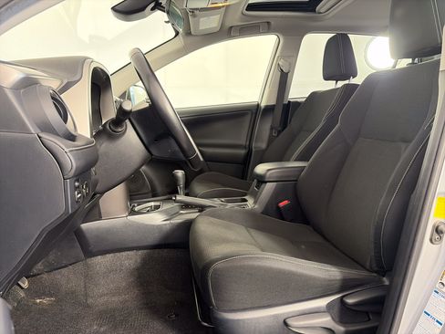 Used 2017 Toyota RAV4 XLE AWD/4WD image 6