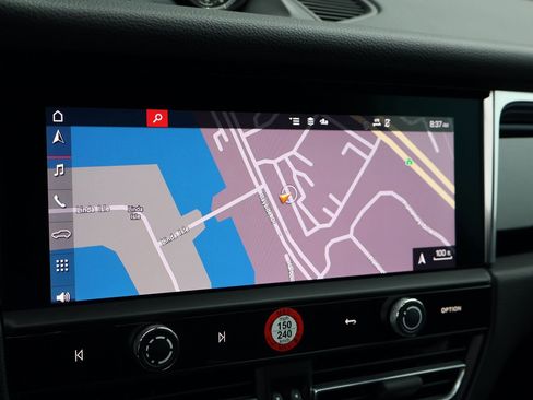 Certified 2025 Porsche Macan image 18