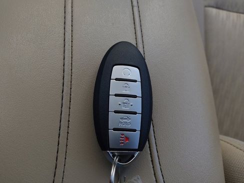 Used 2018 Nissan Rogue SV image 32