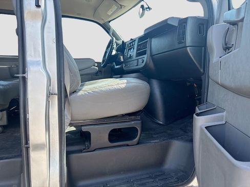 Used 2018 Chevrolet Express 3500 LS RWD image 23